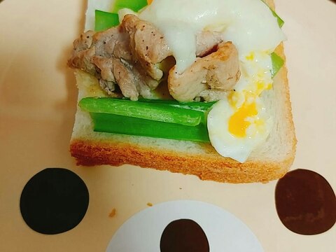 豚肉と小松菜炒め、ゆで卵のマヨ和え、チーズパン